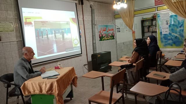 جلسه شورای آموزگاران وبررسی امکانات اپلیکیشن دبستان