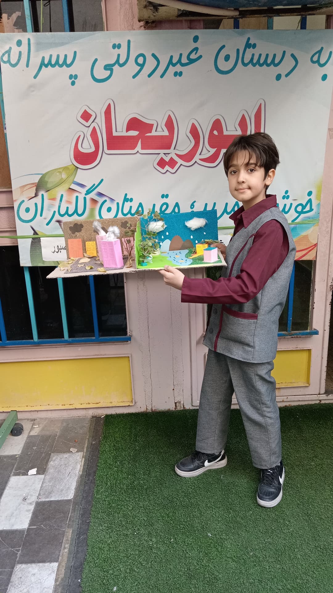 دانش آموزان شرکت کننده در نمایشگاه سازه های دستی