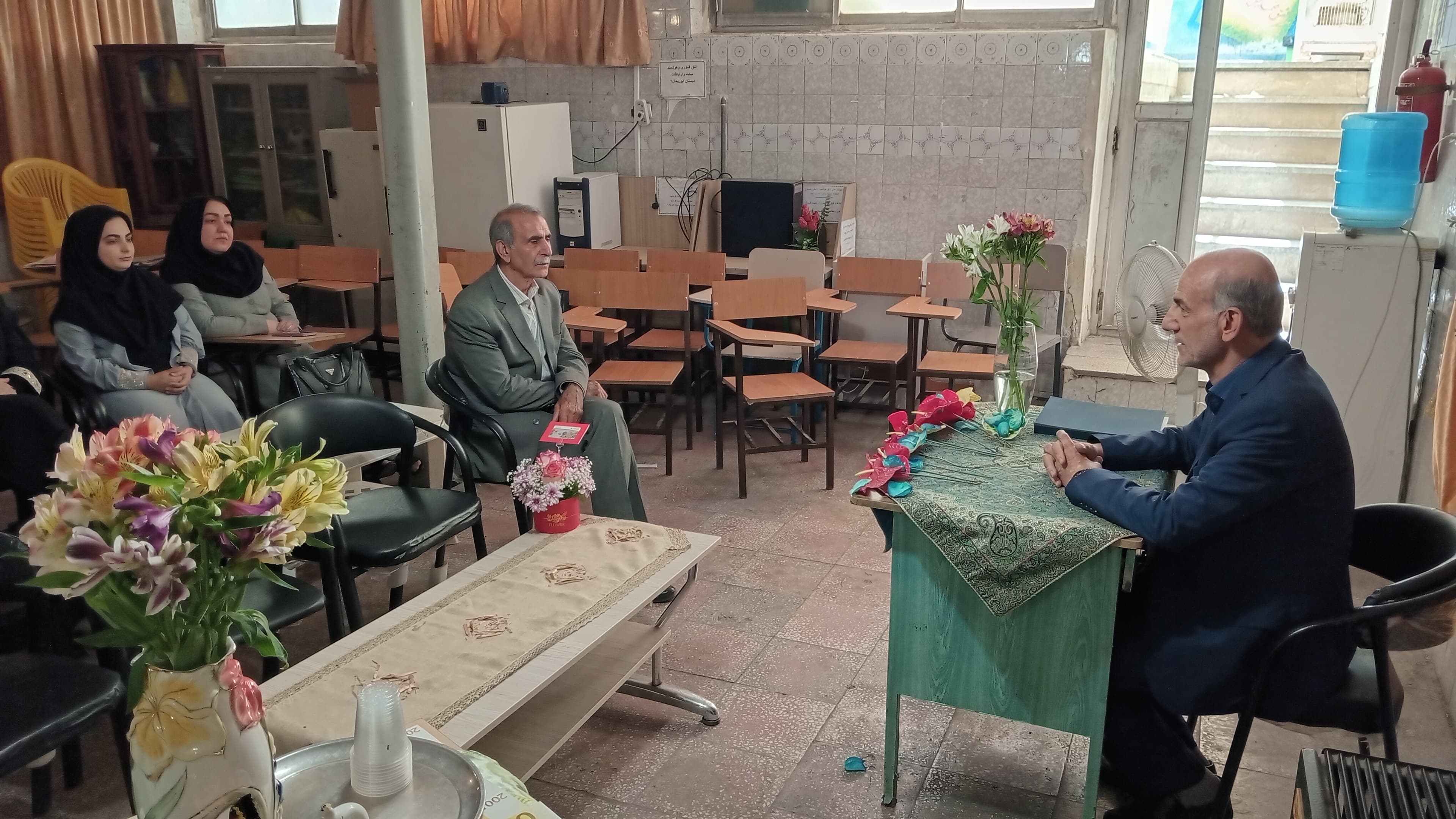 بزرگداشت هفته مقام معلم دبستان ابوریحان(تصاویر درگالری)