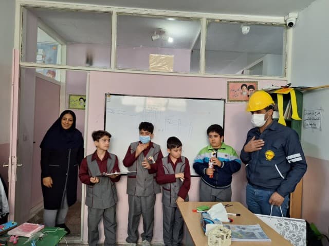 نکات ایمنی وآموزشی توسط پرسنل اداره برق