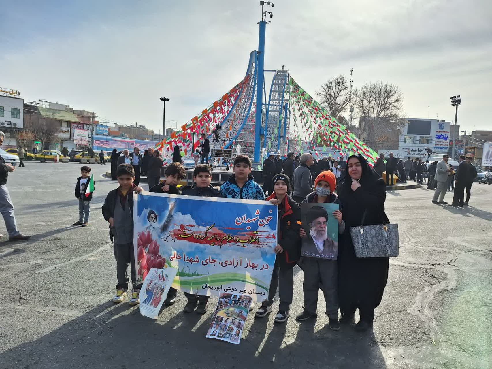 حضور دانش آموزان وهمکاران دبستان ابوریحان در راهپیمایی22بهمن ماه