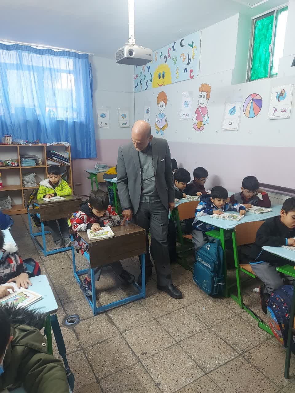 بازدیدکلاسی مدیریت دبستان از فعالیت آموزشی پایه ها